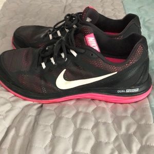 Women’s Nike Dual Fusion Sneakers